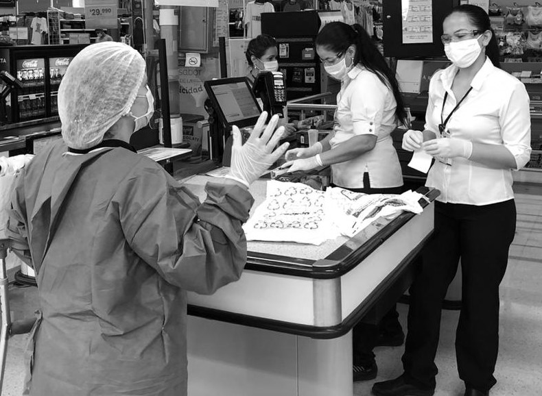 Autoridades verifican cumplimiento de protocolos sanitarios en supermercados de cadena (no corresponde al almacén del que trata la nota).